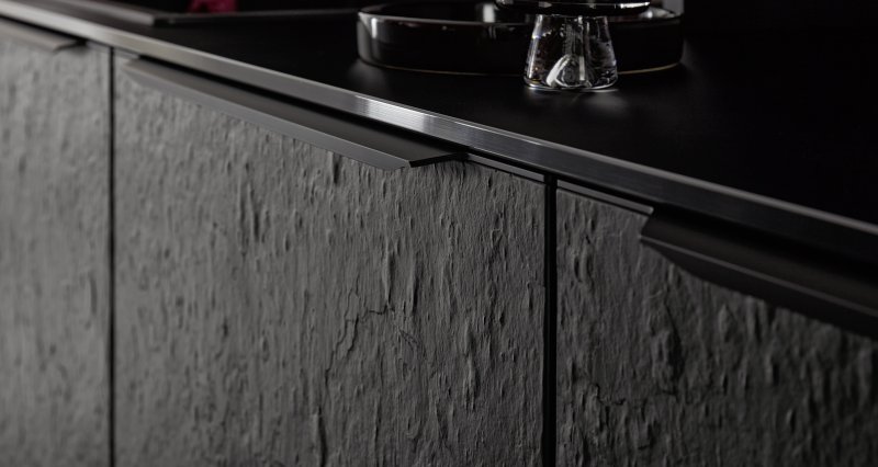 Detail plastického povrchu černá břidlice Nolte neo SLATE s černým profilovým madlem.