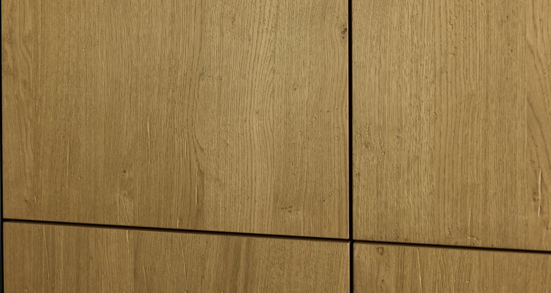 Detail povrchu dvířek Nolte neoNATURE v dekoru Eiche Cottage s výraznou kresbou dřeva.