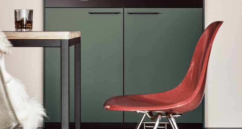 Detailní záběr na moderní vestavěné pečicí trouby integrované do vysokých skříní kuchyně Next125 v matném provedení.