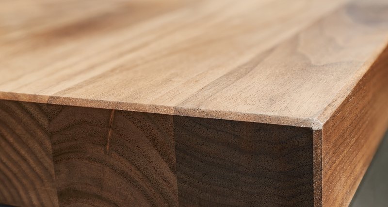 Detailní záběr na strukturu dřeva a precizní zpracování hrany pracovní desky v prémiové kuchyni Next125 NX960.