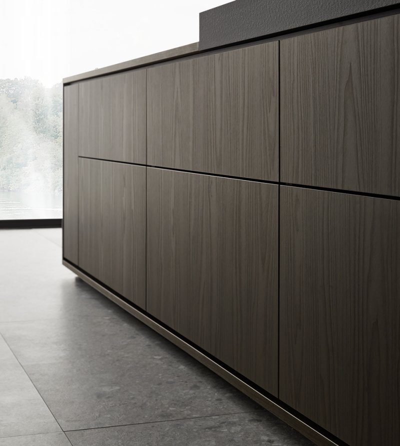Detail hladkých dvířek kuchyňského ostrůvku Nolte neo LEAF v dekoru tmavého ořechu noce marone.