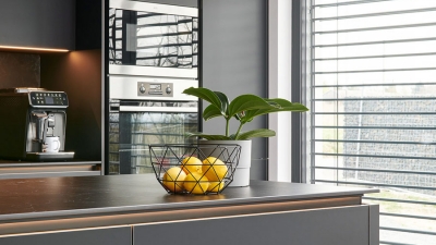 PROSTORNÁ MODERNÍ KUCHYNĚ - Tmavá elegance