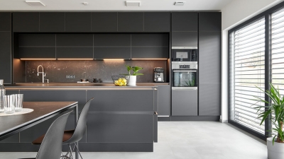 PROSTORNÁ MODERNÍ KUCHYNĚ - Tmavá elegance