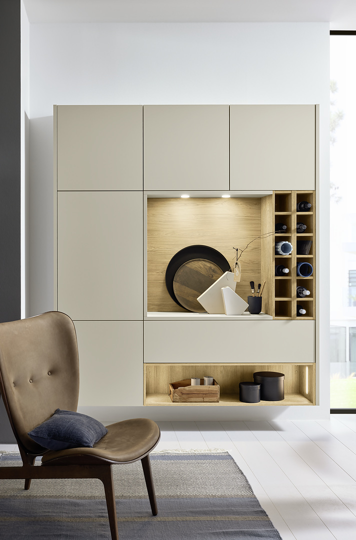 Designová obývací sestava z modulů Nolte Perfect Plus Sahara s integrovanou dřevěnou nikou a vinotékou.